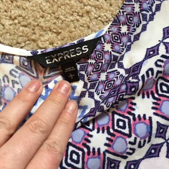 Express Patterned  top with open back - Picture 3 of 8